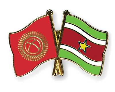 Fahnen Pins Kirgisistan Surinam